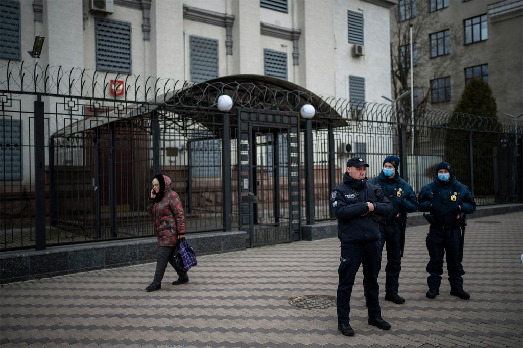 Ofițerii de poliție păzesc Ambasada Rusiei închisă din Kiev, Ucraina, pe fondul invaziei ruse din 23 februarie 2022.