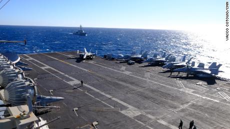 Avioanele sunt strâns împachetate pe puntea de zbor a USS Harry S Truman în timpul operațiunilor de zbor.