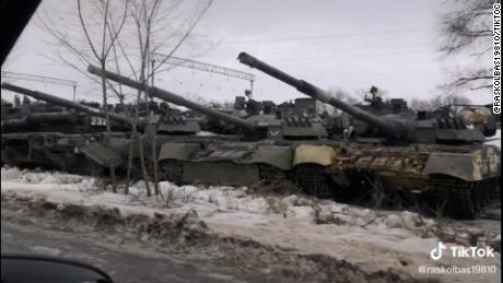 Videoclipurile arată unități și rachete rusești înaintând spre granița cu Ucraina