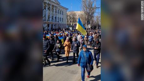 Locuitorii orașului Herson, ocupat de ruși, au protestat duminică. 