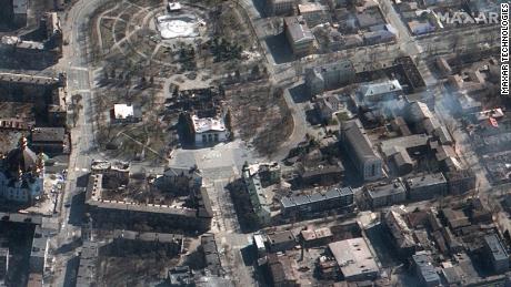 Această imagine din satelit arată un teatru distrus din Mariupol, Ucraina, care a fost bombardat pe 16 martie 2022. 
