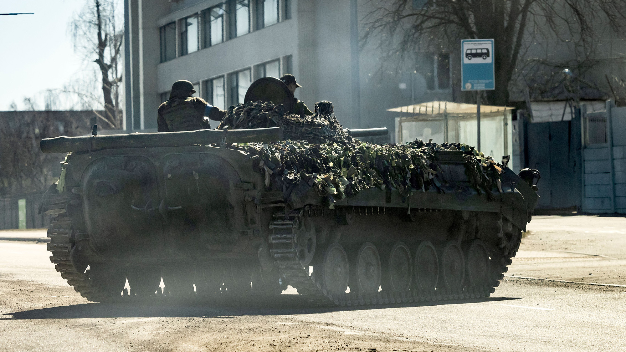 Vehicul militar blindat ucrainean pe un drum din Kiev, 22 martie.