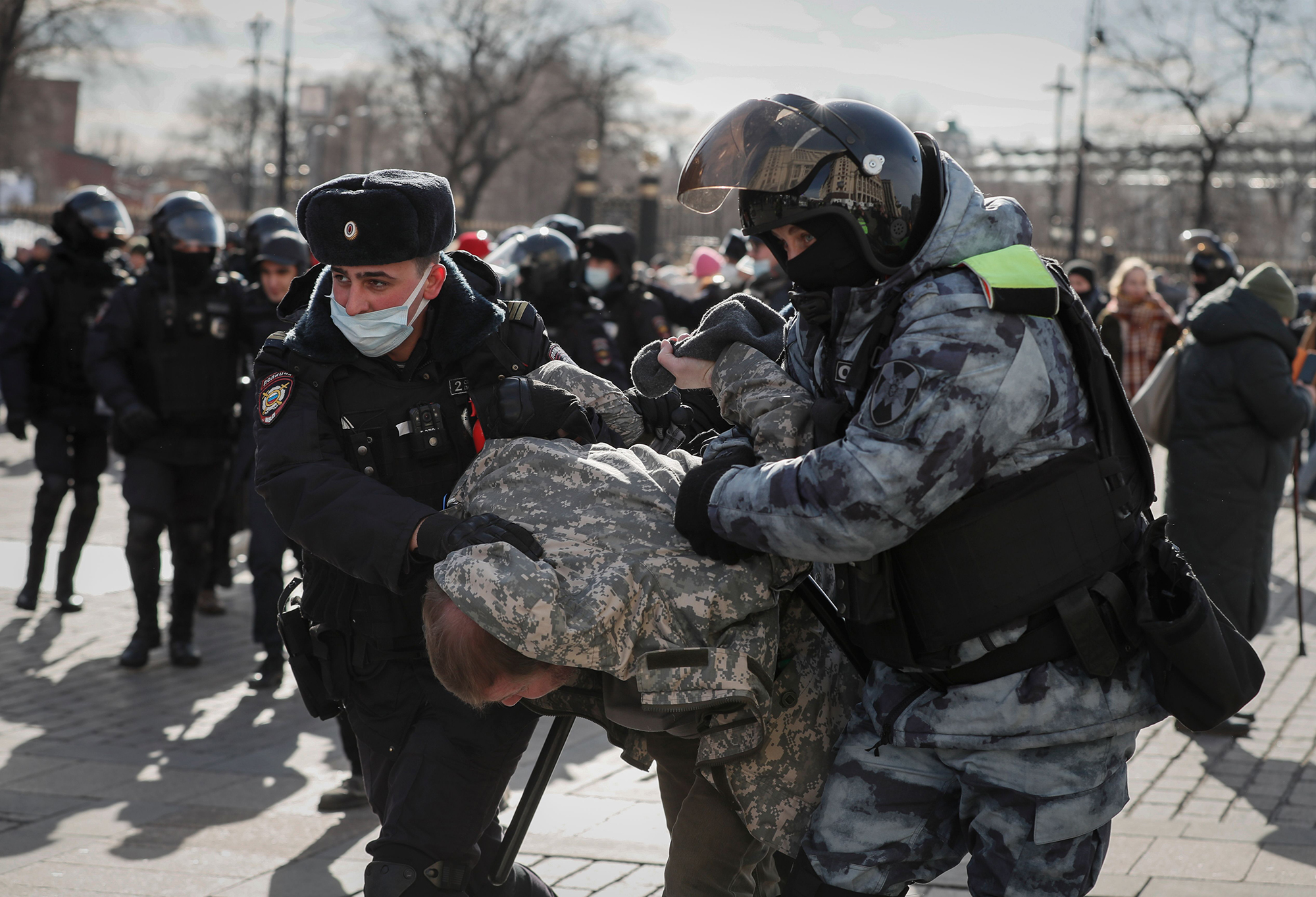 Poliția rusă arestează un protestatar în centrul Moscovei pe 6 martie. 