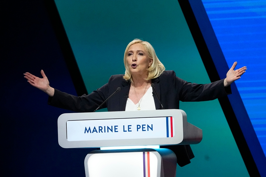 Liderul de extremă dreapta franceză, Marine Le Pen, ține un discurs în timpul unui miting electoral, 5 februarie 2022, la Reims, estul Franței. 