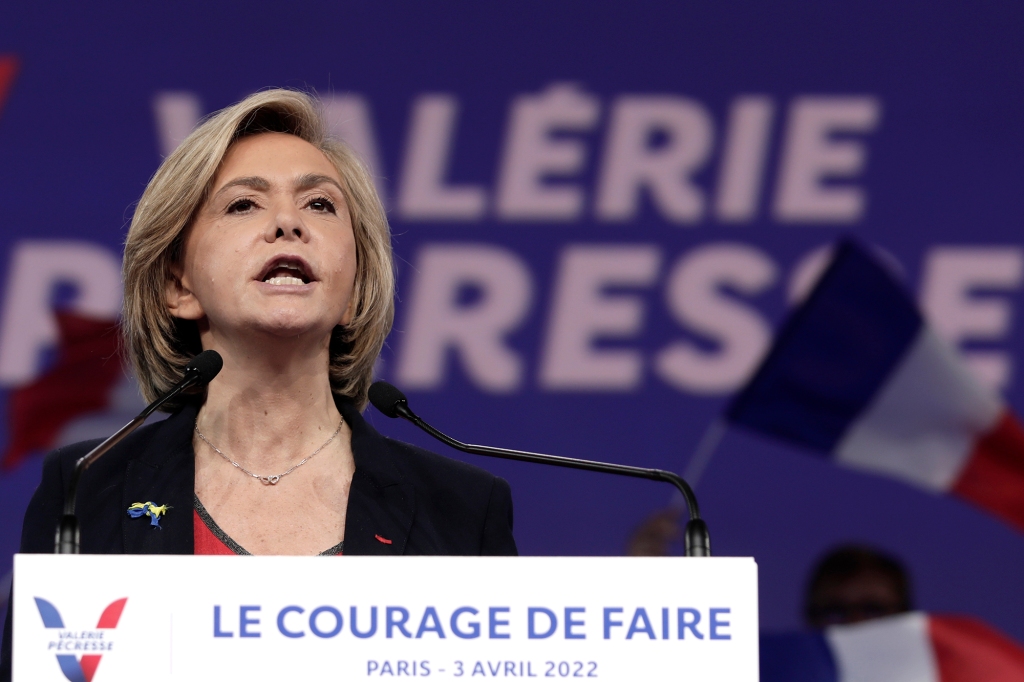Candidatul conservator francez pentru viitoarele alegeri prezidențiale, Valerie Pecresse, își ține discursul în timpul unui miting electoral, duminică, 3 aprilie 2022, la Paris. 