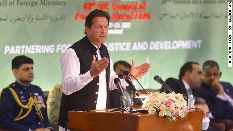 Premierul pakistanez Imran Khan a fost demis din funcția de lider al țării după un vot de neîncredere