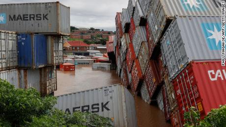 Containerele maritime au căzut în ploaie puternică și vântul în Durban.