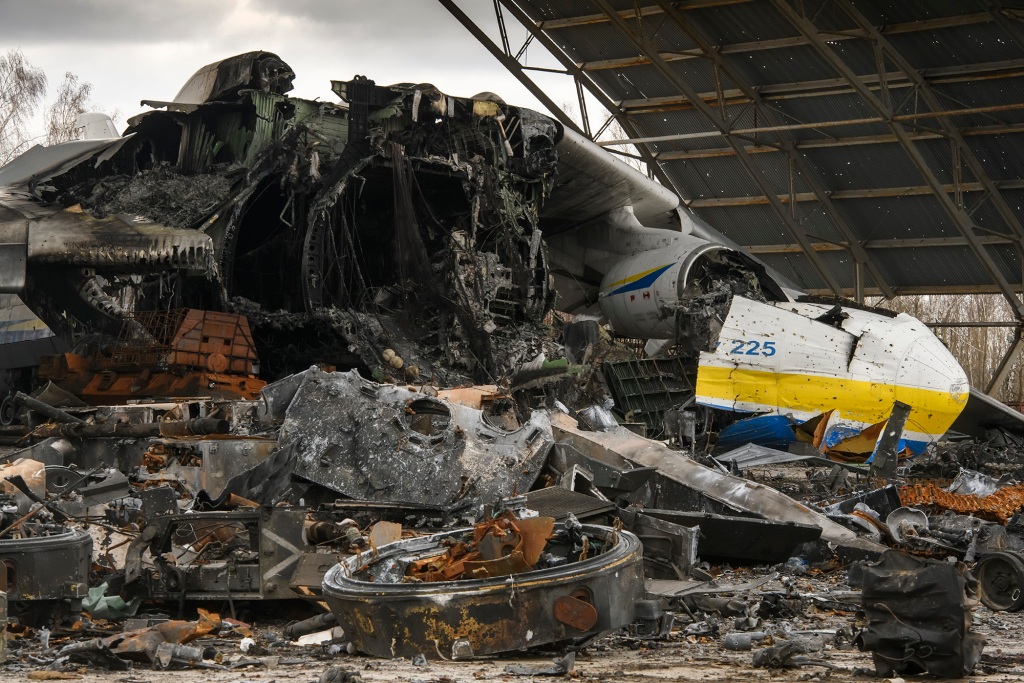 Un mare transport ucrainean a fost distrus pe aeroportul Gostomel de lângă Kiev.