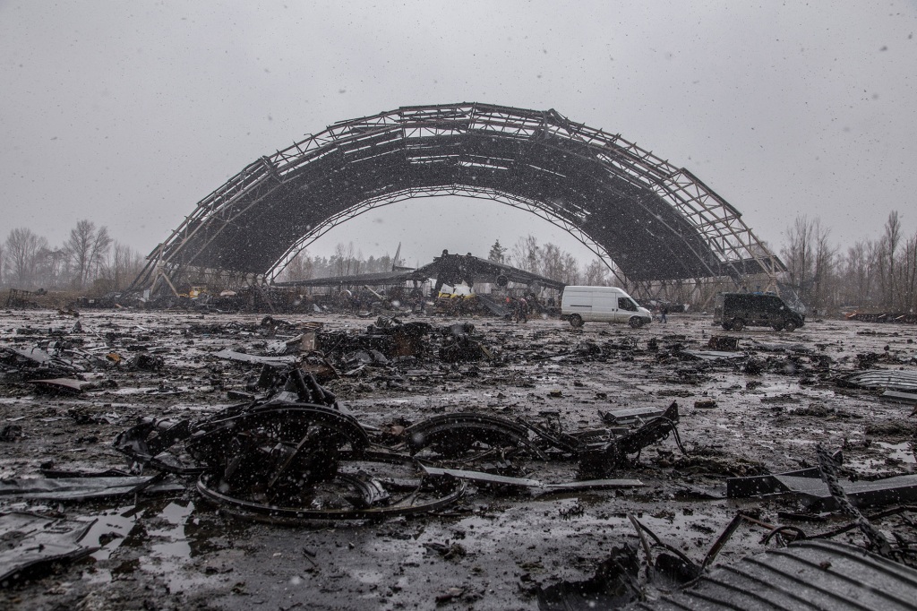 Hangar cu cea mai mare aeronava de transport ucraineană avariată Antonov An-225 Mriya 