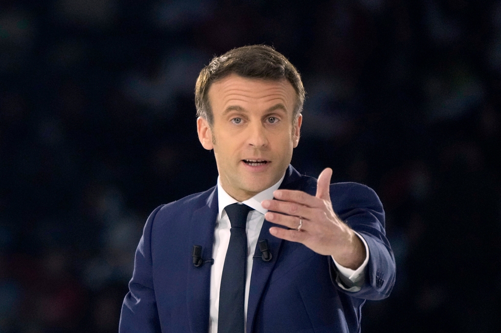 Președintele francez Emmanuel Macron și candidatul centrist la realegere își susțin discursul în timpul unei întâlniri la Paris, sâmbătă, 2 aprilie 2022. 