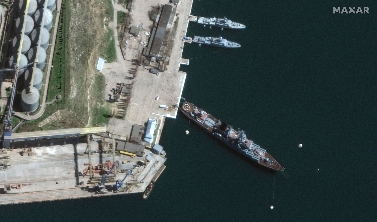 O imagine din satelit arată nava de război rusească Moskva în portul Sevastopol, Crimeea, pe 7 aprilie.