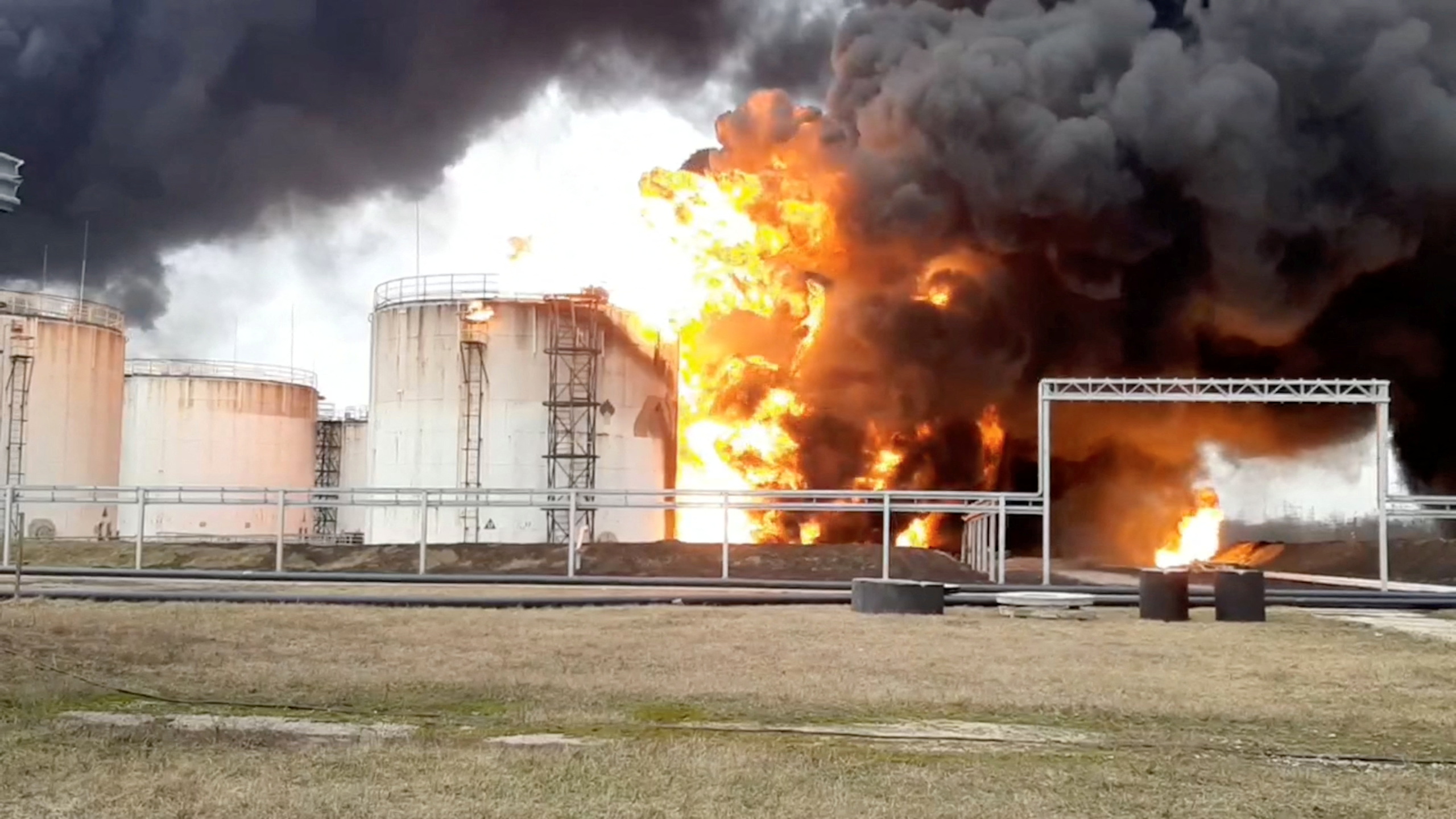 O imagine statică luată dintr-un clip video arată un incendiu la un depozit de combustibil din Belgorod, Rusia, pe 1 aprilie.