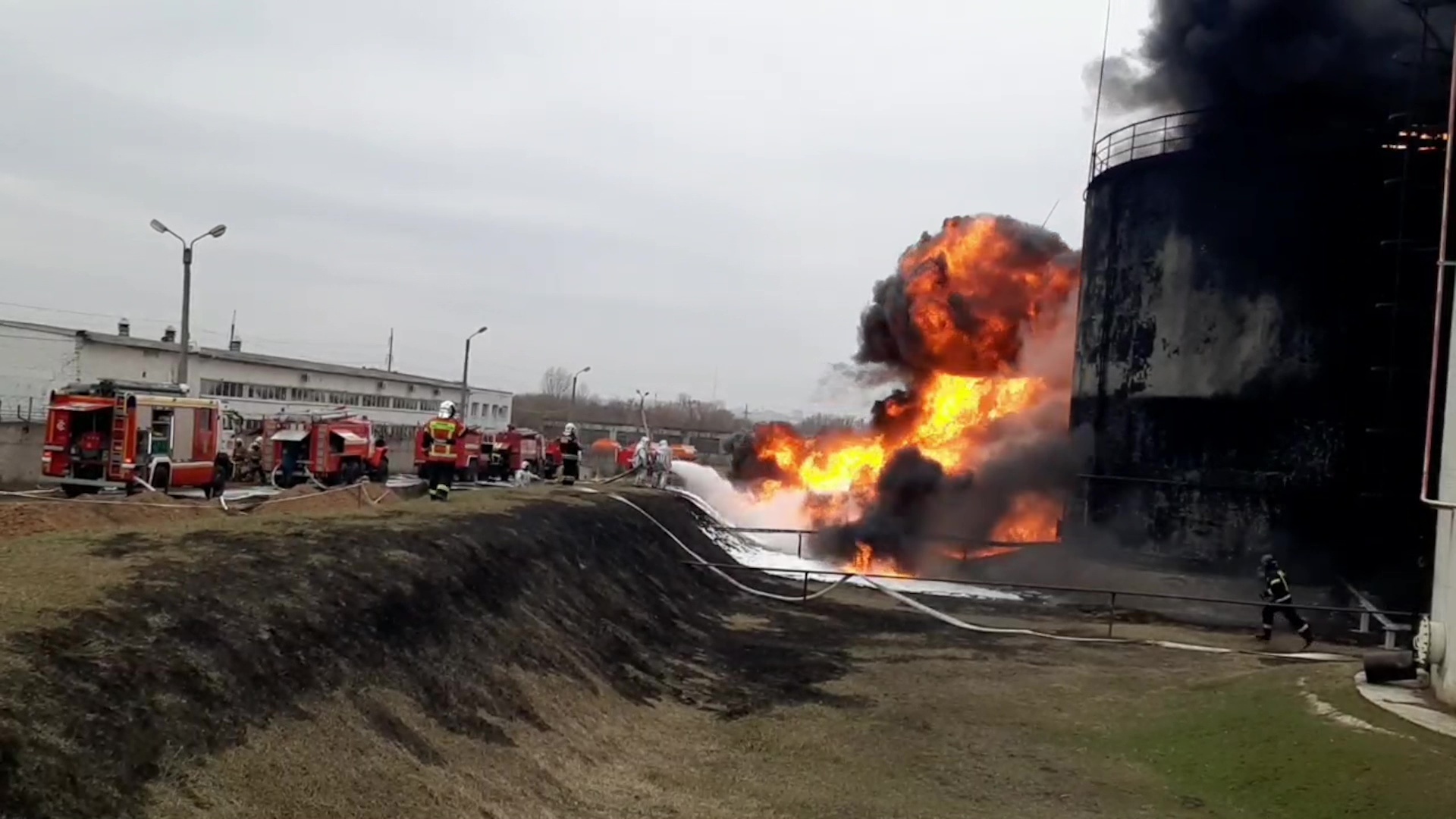 Captură de ecran dintr-un videoclip în care pompierii răspund la un incendiu la un depozit de combustibil din orașul rus Belgorod pe 1 aprilie.