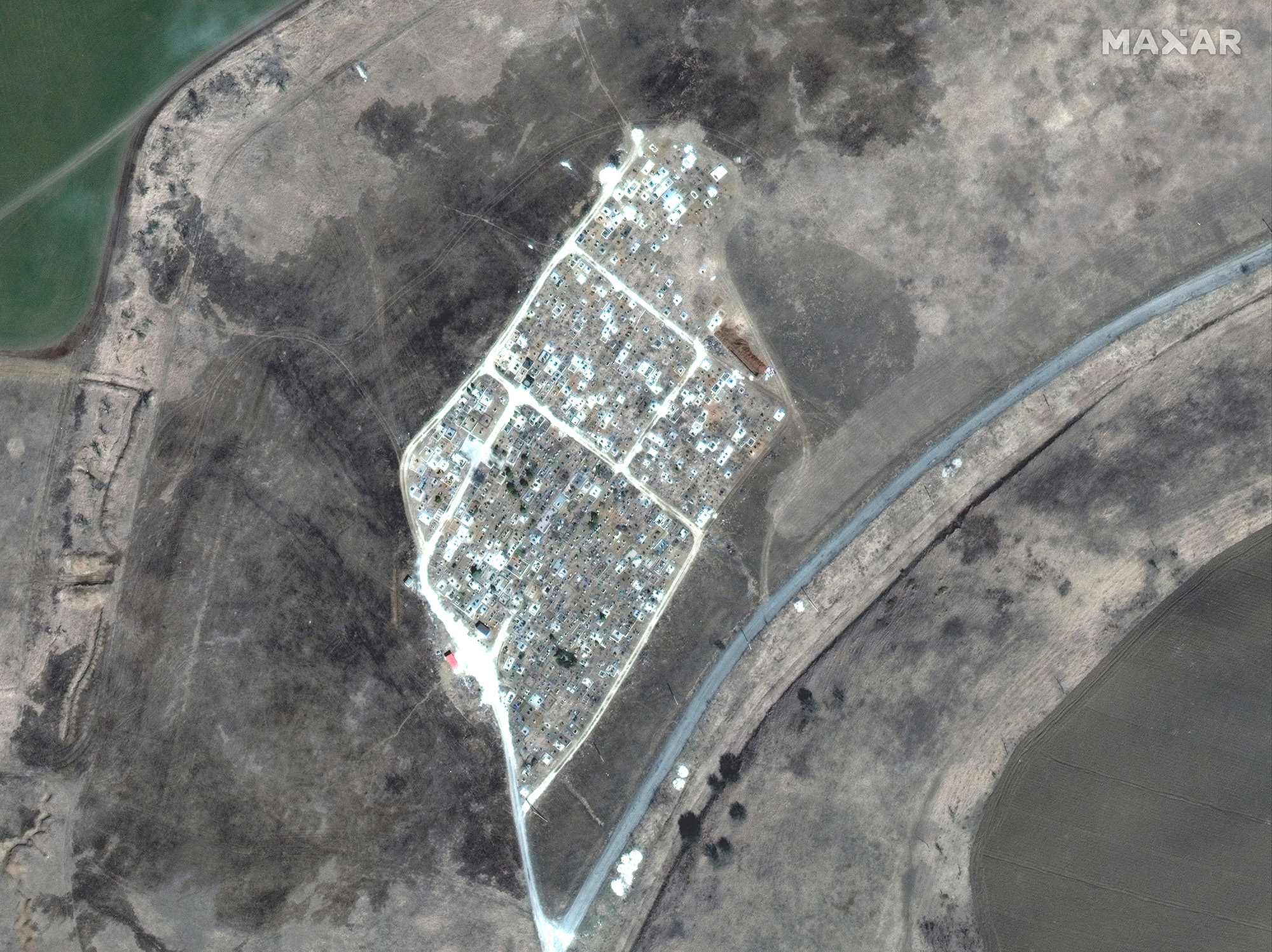 O imagine realizată prin satelit arată extinderea unor morminte noi la un cimitir din Vinohraden, lângă Mariupol, Ucraina, pe 29 martie.