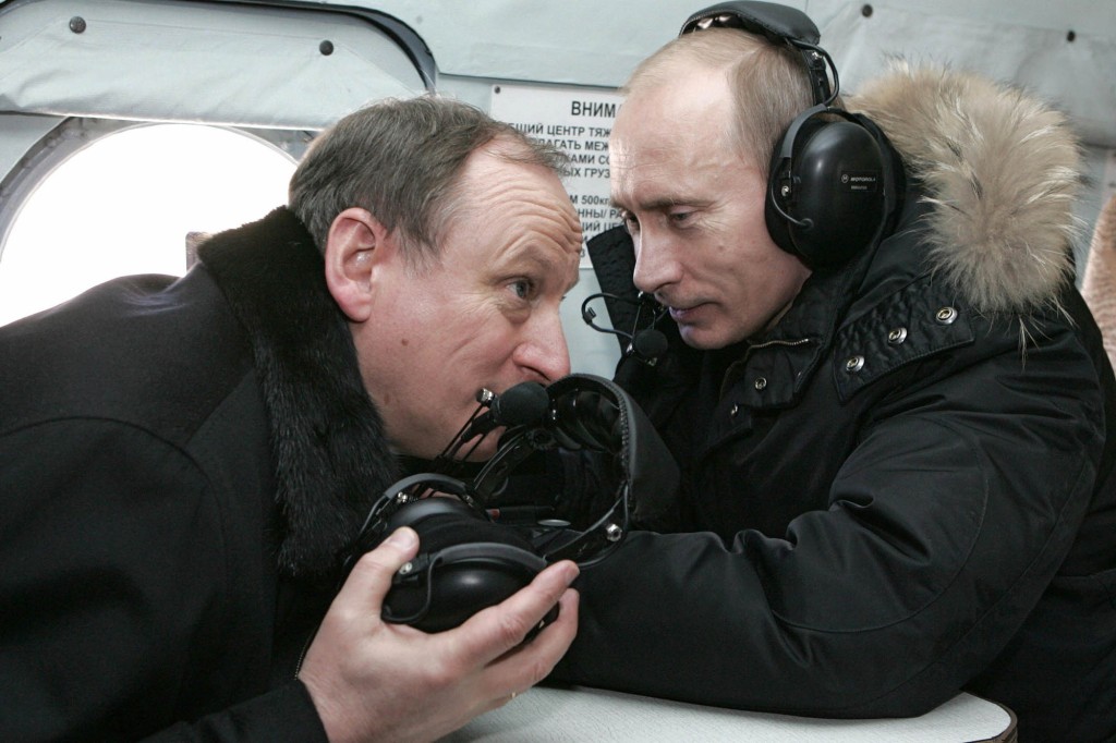 Președintele Vladimir Putin (dreapta) și Serviciile de Securitate, FSB, comandantul Nikolai Patrushev (stânga) zboară cu elicopterul pentru a vizita un post militar din Nalcik pe 4 februarie 2008.