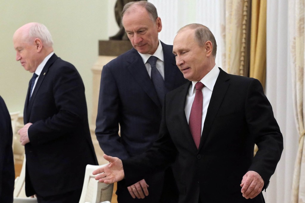 Președintele rus Vladimir Putin (R) și pe atunci secretarul Consiliului de Securitate al Rusiei Nikolai Patrushev (C) sosesc la o întâlnire cu șefii de securitate și informații în 2017.