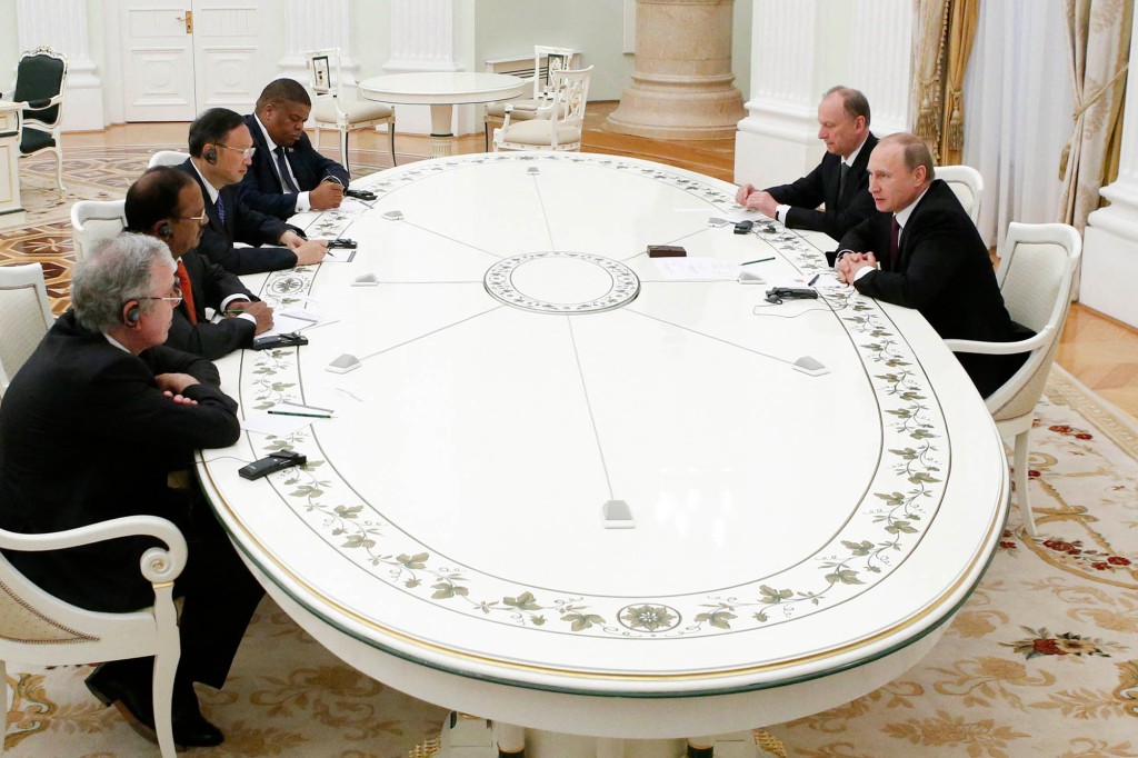 Președintele rus Vladimir Putin (dreapta, față), însoțit de secretarul Consiliului de Securitate Nikolai Patrushev (dreapta, spatele), participă la o întâlnire cu oficiali de vârf din BRICS. 