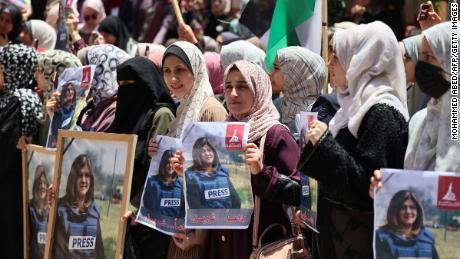 Palestinienii participă la o demonstrație după uciderea lui Abu Okla.
