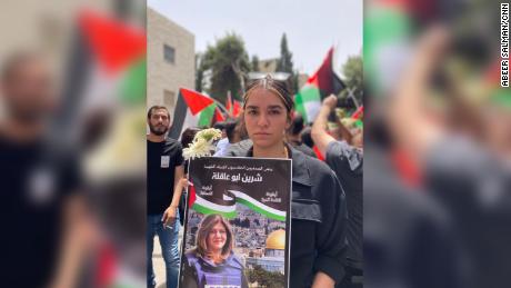 Shireen Abu Okla, nepoata ei, Lareen, 19 ani, la înmormântarea mătușii ei la Ierusalim.  Posterul ei scria: "  Sherine Abu Akleh, icoana presei si a libertatii de exprimare ".  Lareen este un jurnalist aspirant. 