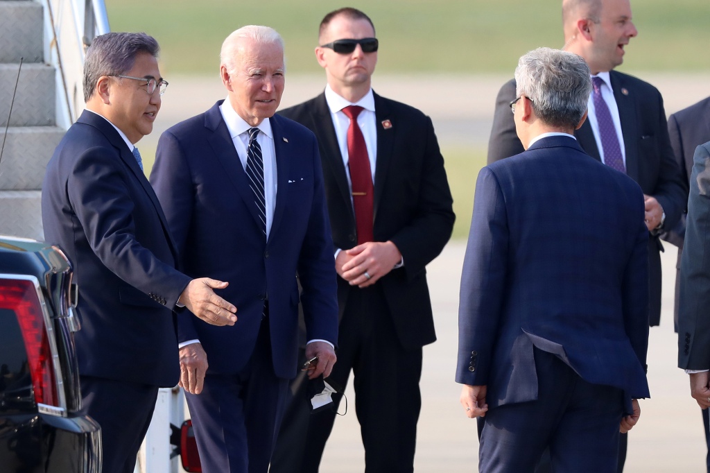 Agenții serviciilor secrete îl înconjoară pe Biden în timp ce îl salută pe ministrul de externe sud-coreean, Park Jin.