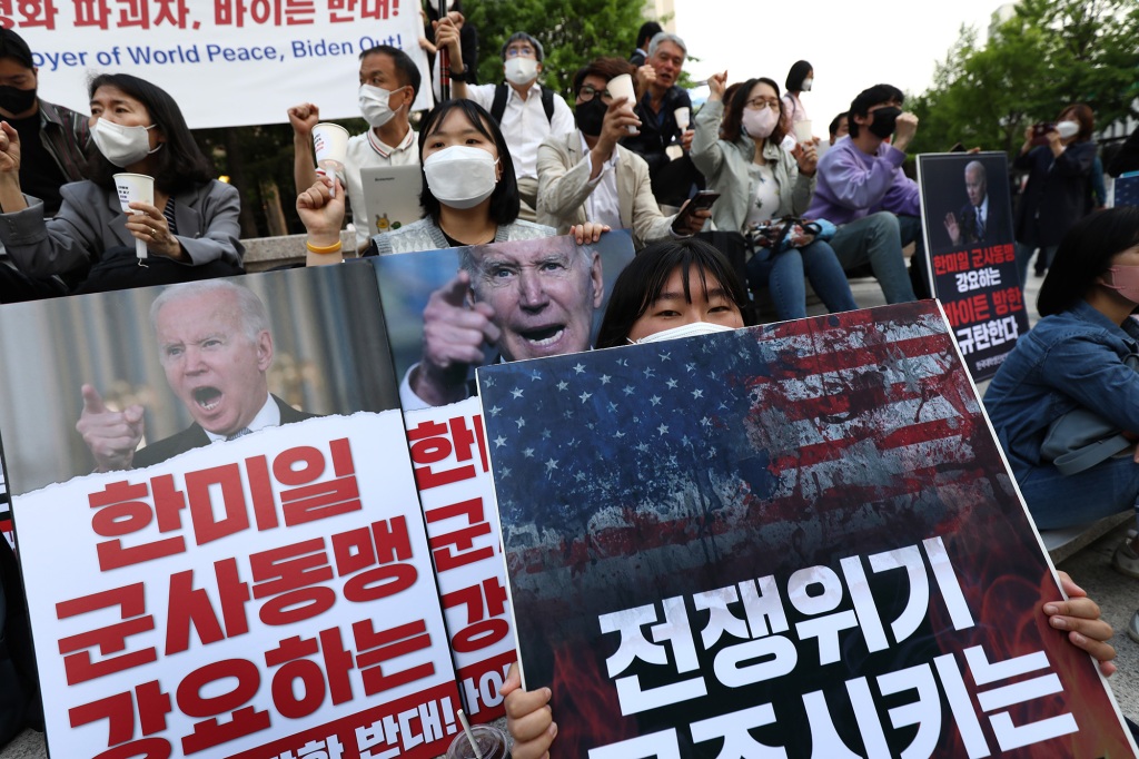 Protestatarii țin vineri pancarte la un miting anti-SUA la Seul.
