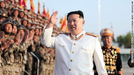 Liderul nord-coreean Kim Jong Un la o paradă militară la sfârșitul lunii aprilie. 