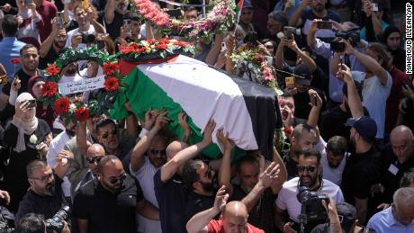 Mii de oameni o plâng pe jurnalista ucisă Shireen Abu Akle, în timp ce palestinienii cer responsabilitate