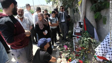 Palestinienii depun flori la locul unde Abu Okla a fost ucis în Jenin.
