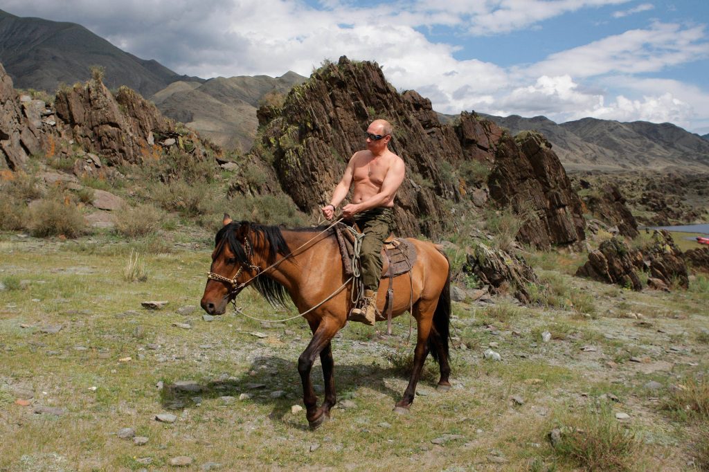 Președintele rus Vladimir Putin călărește pe un cal fără cămașă.
