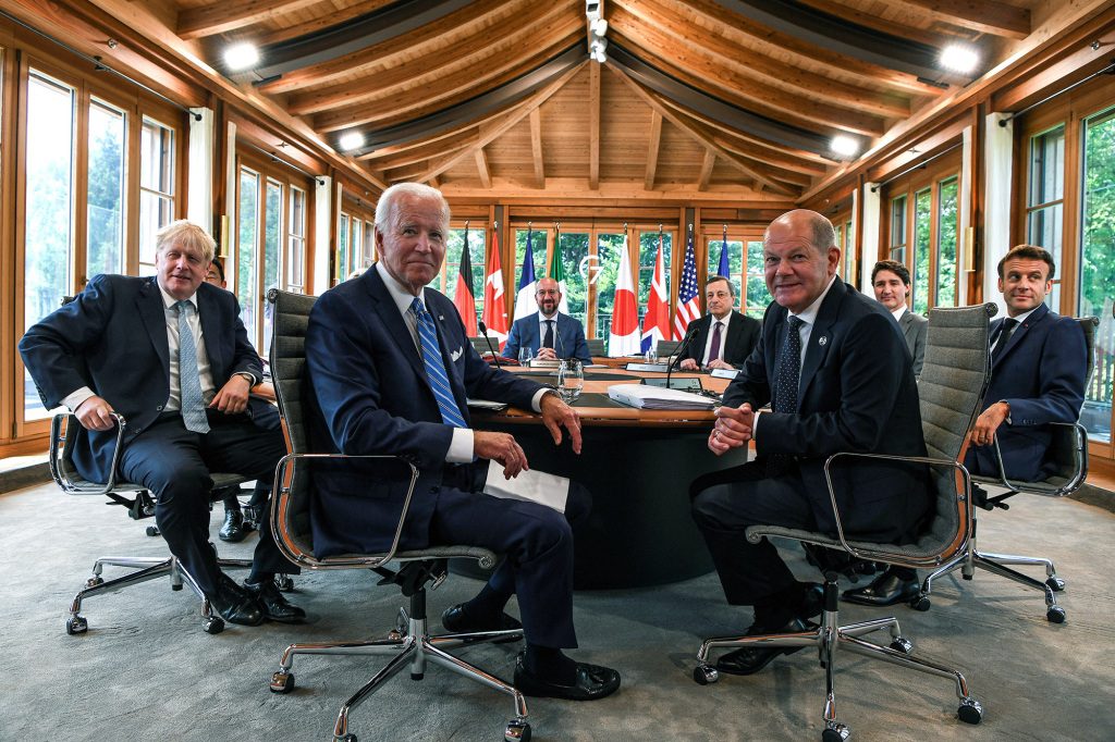 Președintele american Joe Biden participă la un prânz de lucru cu alți lideri G7 pentru a discuta despre modelarea economiei globale la pavilionul de yoga, Schloss Elmau din Koren, Germania, 26 iunie 2022.