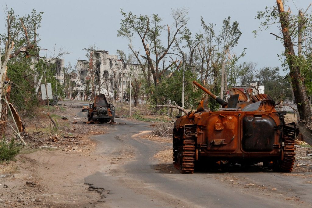 O vedere care arată vehicule militare distruse în timpul conflictului dintre Ucraina și Rusia în orașul Rubijin