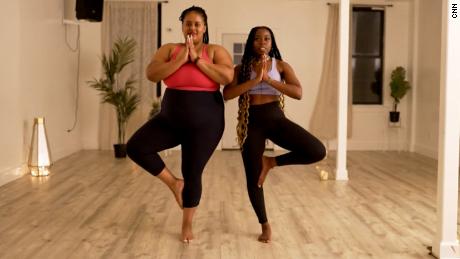(Din stânga) Paris Alexandra și Alicia Ferguson sunt fondatorii BK Yoga Club, un studio de yoga pentru corpul pozitiv din Brooklyn, New York.