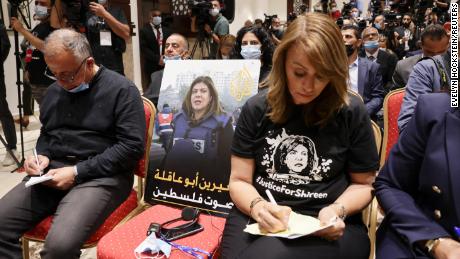 O fotografie a jurnalistului palestinian-american ucis Shireen Abu Akleh stă pe un scaun la o conferință de presă susținută de președintele palestinian Mahmoud Abbas și președintele american Joe Biden la Betleem din Cisiordania, 15 iulie 2022. 