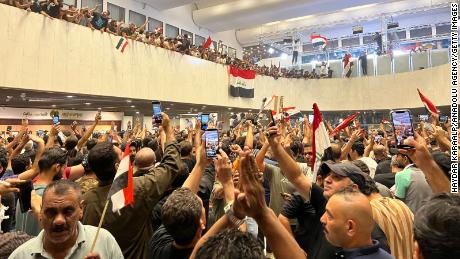 Protestatarii irakieni asaltează în parlament, denunțând numirea unui nou prim-ministru