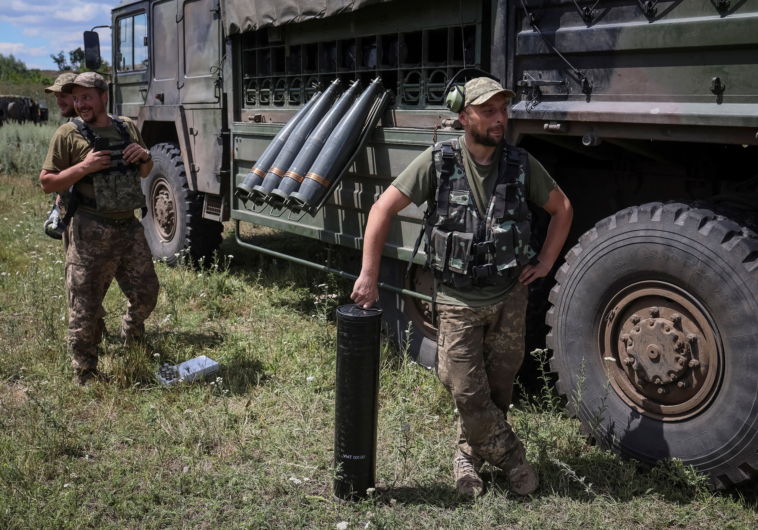 Personalul de serviciu ucrainean se pregătește să tragă un obuzier FH-70 în prima linie din regiunea Donbass, Ucraina, pe 18 iulie.