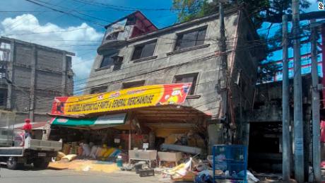 Clădire avariată întinsă pe o parte după un cutremur din Filipine & # 39;  Gubernia Abra pe 27 iulie.