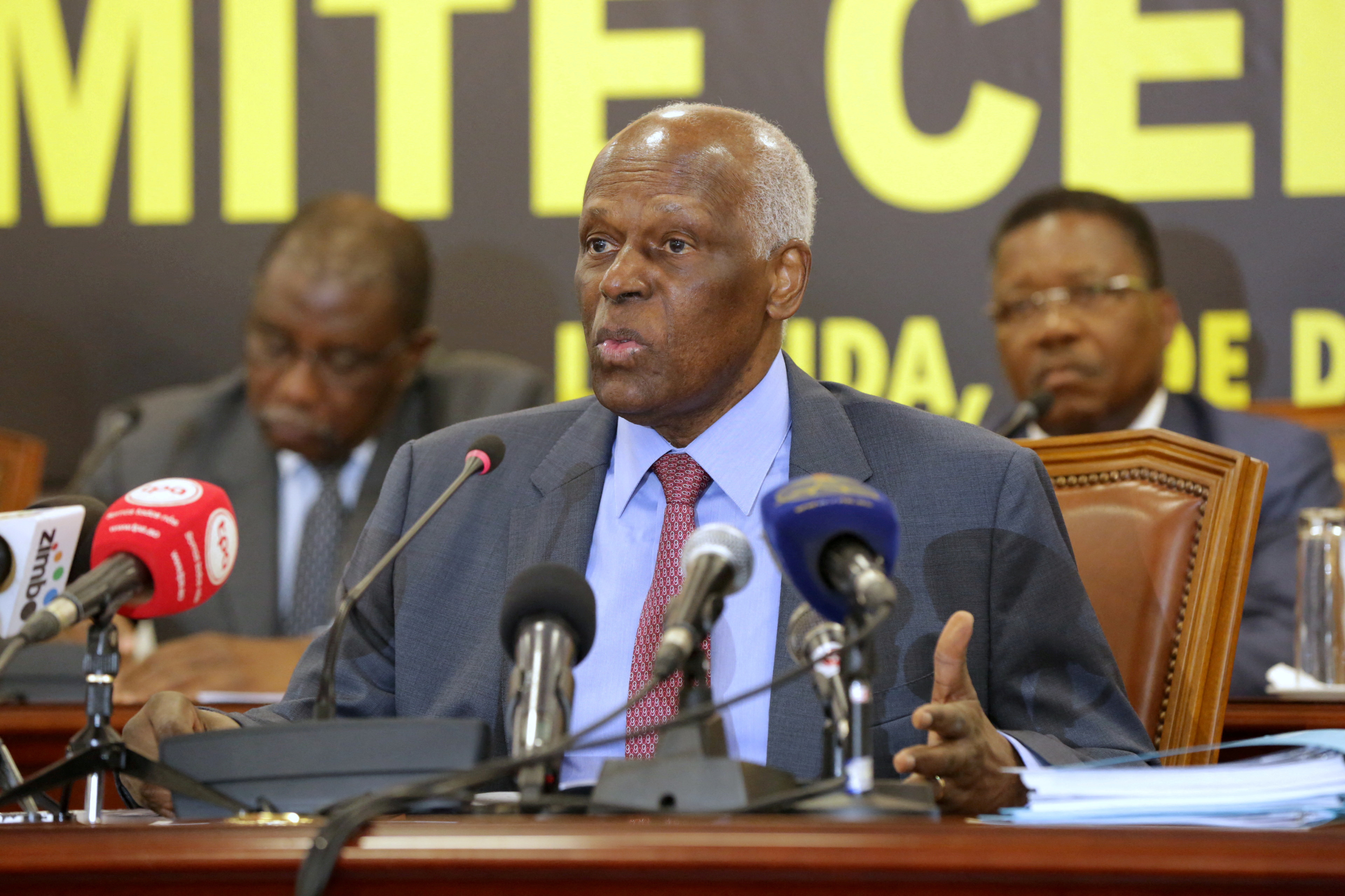 Președintele angolez și liderul MPLA, José Eduardo dos Santos, participă la comitetul central al partidului la o întâlnire la Luanda