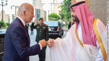 Pumnul prințului moștenitor al Saudit Mohammed bin Salman se ciocnește de președintele american Joe Biden în timp ce acesta ajunge la Palatul Salman din Jeddah, Arabia Saudită, 15 iulie 2022. 