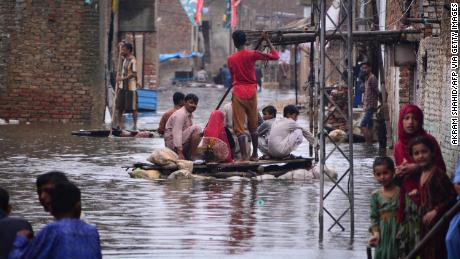 Peste 900 de oameni au murit de ploile musonice și inundațiile în Pakistan, inclusiv 326 de copii
