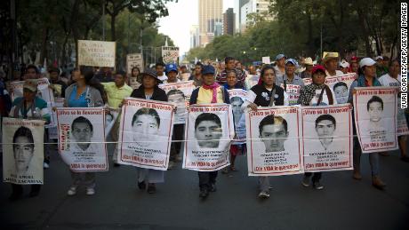Curtea mexicană emite 83 de mandate de arestare în legătură cu dispariția a 43 de studenți
