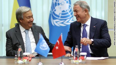 Ministrul turc al Apărării Hulusi Akar (r) și secretarul general al ONU Antonio Guterres (st) au susținut sâmbătă o conferință de presă comună. 