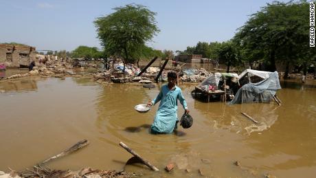 Un bărbat caută joi bunuri recuperabile din casa sa inundată din districtul Shikarpur din provincia Sindh din Pakistan.