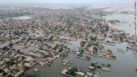 Această fotografie aeriană, făcută la 1 septembrie 2022, arată zone rezidențiale inundate din orașul Dera Allah Yar din districtul Jafarabad, provincia Balochistan.