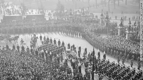 Procesiunea funerară pentru tatăl reginei, regele George al VI-lea, la Marble Arch din Londra, pe 16 februarie 1952.
