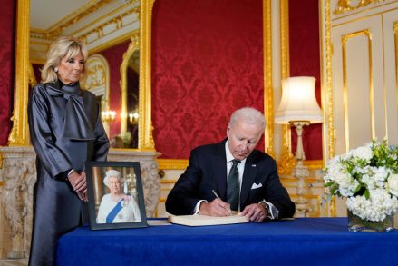 Președintele Joe Biden semnează o carte de condoleanțe la Lancaster House din Londra, după moartea Reginei Elisabeta a II-a, în timp ce Prima Doamnă Jill Biden se uită la Royals Biden, Londra, Marea Britanie - 18 septembrie 2022