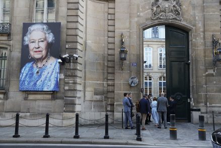Un portret al Reginei Elisabeta a II-a a Marii Britanii este atârnat în fața Ambasadei Marii Britanii la Paris, Franța, 8 septembrie 2022. Potrivit unei declarații la Palatul Buckingham din 8 septembrie 2022, Regina Elisabeta a II-a a Marii Britanii se află sub supraveghere medicală la casa ei scoțiană, Castelul Balmoral, la sfatul medicilor ei preocupaţi de sănătatea Regelui.Bătrânul de 96 de ani.  Regina Elisabeta ar fi sub supraveghere medicală, Paris, Franța - 08 septembrie 2022