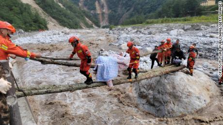 Salvatori transportă răniții în județul Luoding, județul Ganzi, provincia Sichuan, China, 5 septembrie 2022.