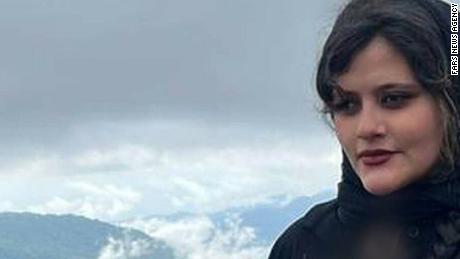 O tânără de 22 de ani moare după ce a intrat în comă în timp ce se afla în custodia poliției morale din Iran