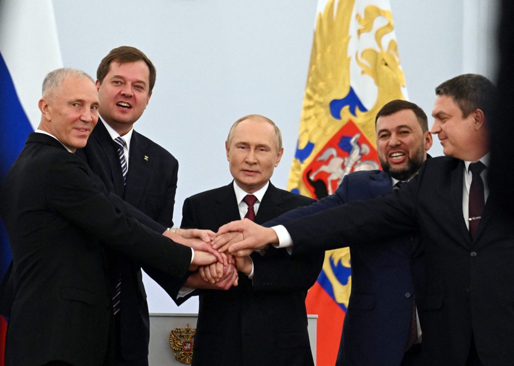 Putin, în centru, a anexat oficial patru regiuni ale Ucrainei vineri, în timpul unei ceremonii de la Kremlin. 