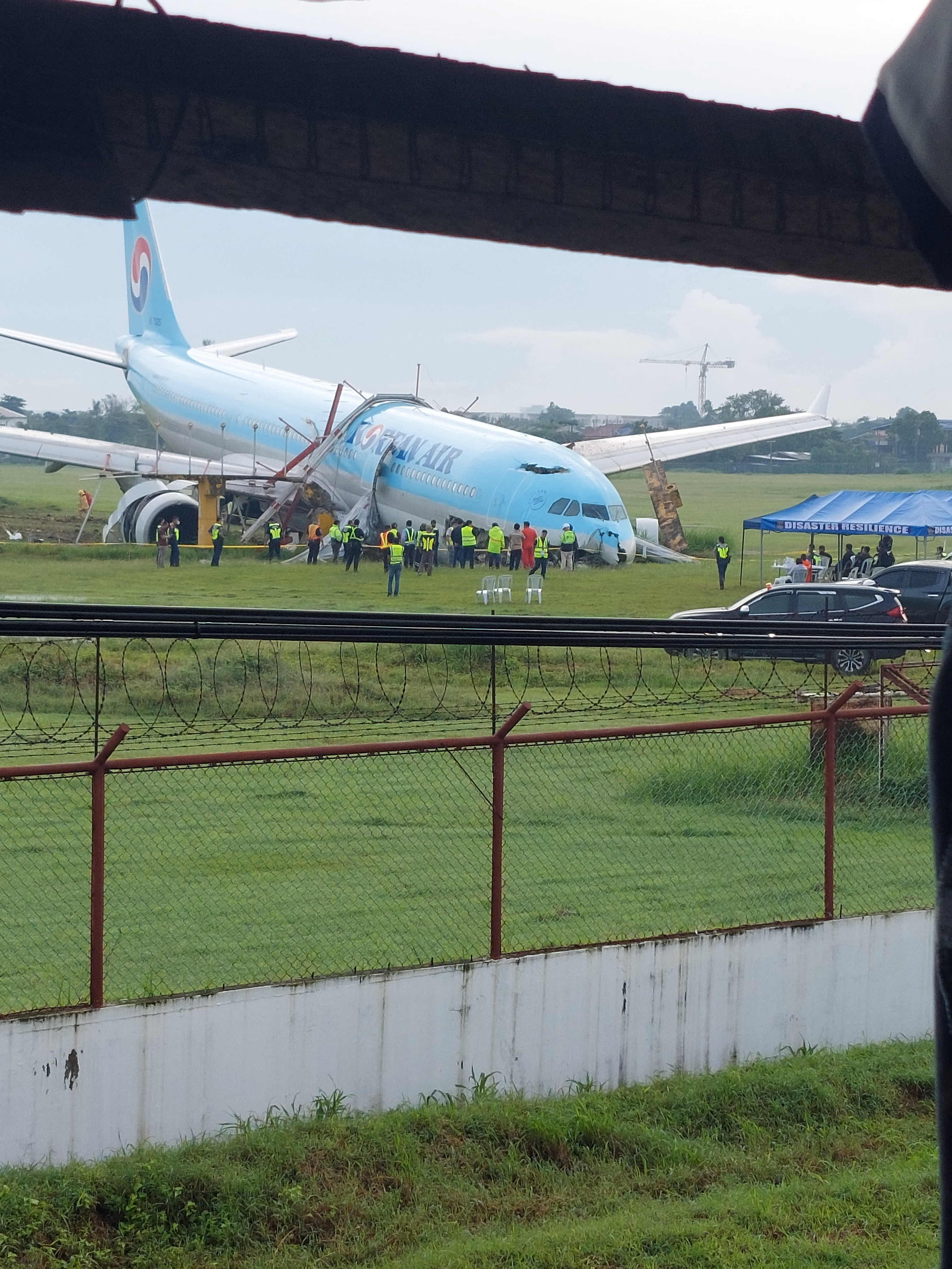 Un avion Korean Air depășește pista de la Aeroportul Internațional Cebu din Filipine
